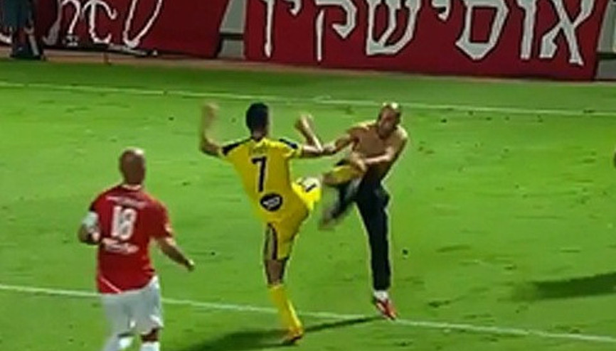 Derbide Hapoel taraftarı Maccabili futbolcu Eran Zahaviye saldırdı Derbide Hapoel taraftarı Maccabili futbolcu Eran Zahaviye saldırdı