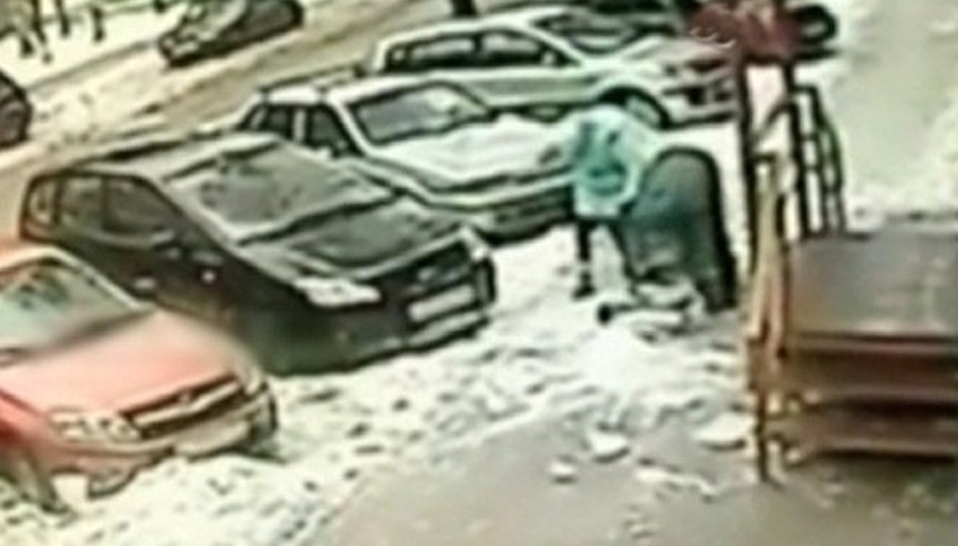 Çatıdan düşen buz sarkıtı bebeğin kafasına düştü Çatıdan düşen buz sarkıtı bebeğin kafasına düştü