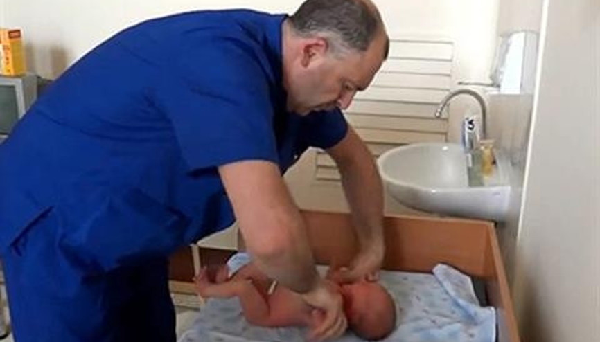 Rusyada göbek bağı düşmemiş bebeğe doktordan işkence gibi muayene