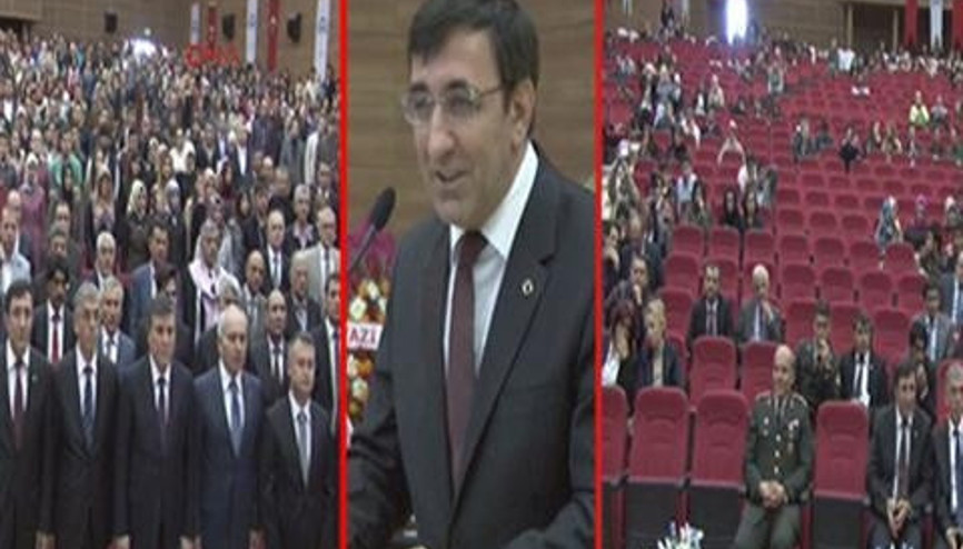 Bakan Yılmazın konuşması öncesi öğrenciler salonu terk etti Bakan Yılmazın konuşması öncesi öğrenciler salonu terk etti