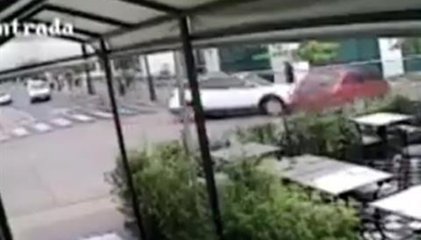 Şilide bir otomobil binanın bahçesine düştü