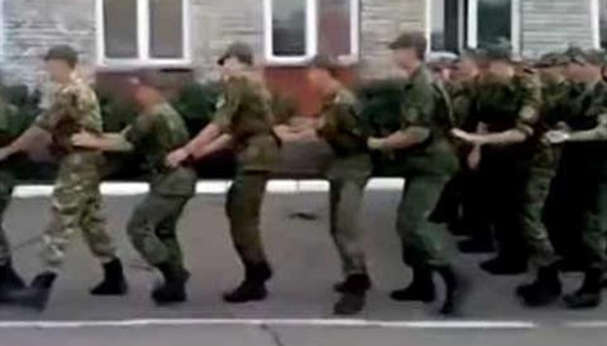 Rus askerlerinden Brezilya Lambada danslı yürüyüş Rus askerlerinden Brezilya Lambada danslı yürüyüş