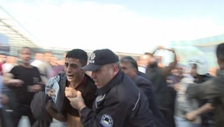 Bursada polis eylemciyi zor kurtardı