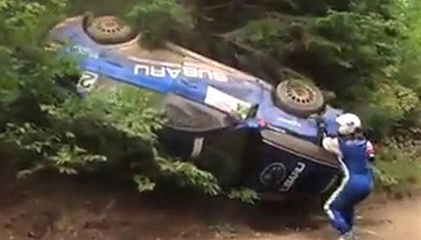 Takla atan arabasını eliyle düzeltti