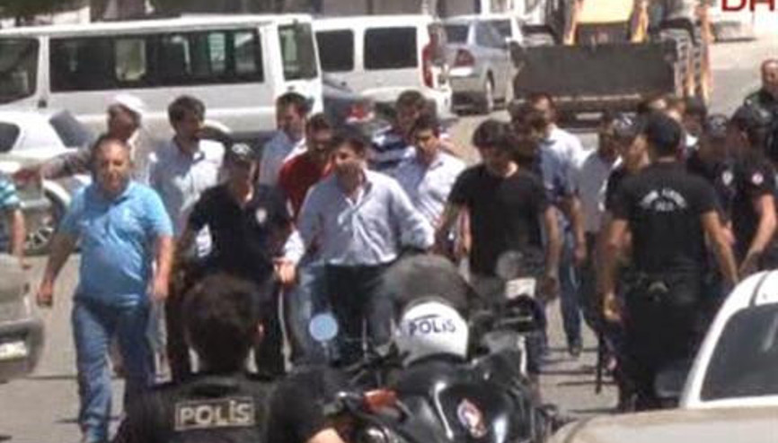 Çok sayıda oy pusulasını mühürledi