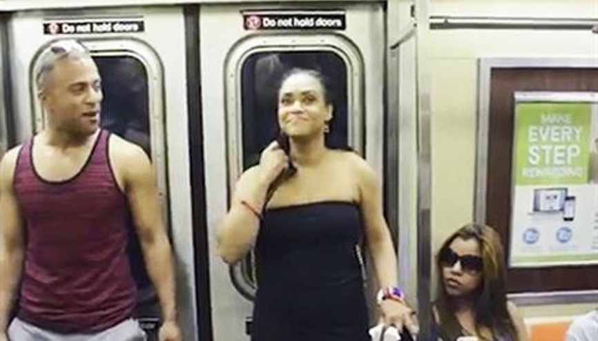 New York metrosunda Aslan Kral sürprizi