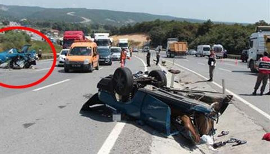 Çekmeköyde ters yöne giren otomobil ikiye bölündü Çekmeköyde ters yöne giren otomobil ikiye bölündü