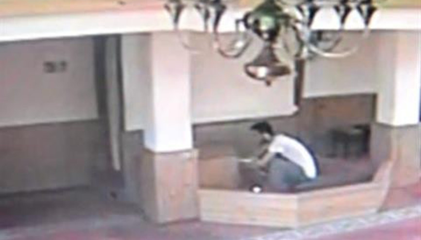 Türbeden yardım parasını çaldı, camide dua etti