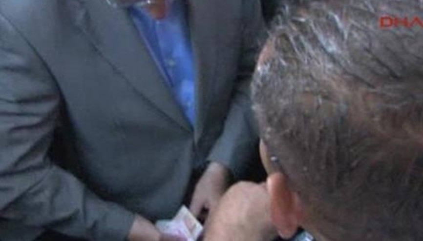 İhsanoğlu, Evimde ekmek yok diyene 100 tl verdi