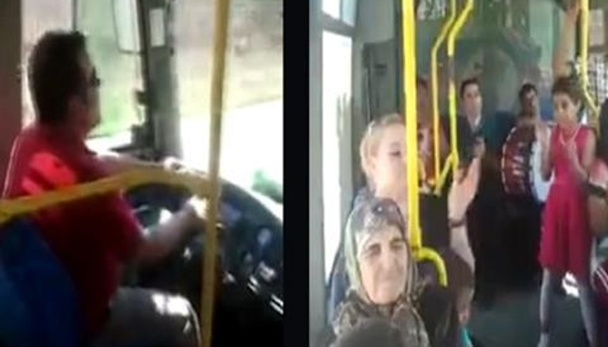 Minibüste canlı müzik eşliğinde yolculuk