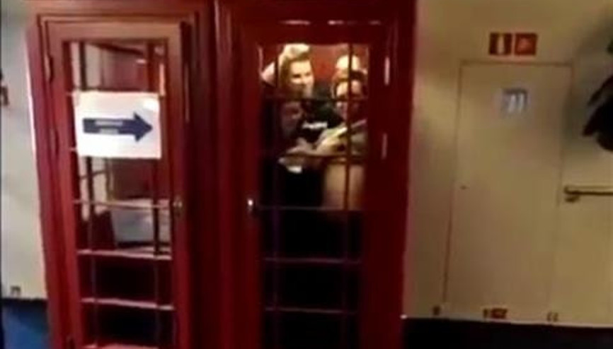 KPSS sorusundan sonra telefon kulübesine girip halay çektiler