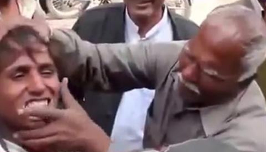 İşte Hindistandaki ilkel diş beyazlatma yöntemi