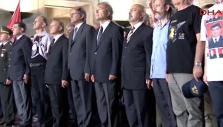 Tahliye olan Subaylar Anıtkabiri ve Murat Özenalpin mezarını ziyaret etti Tahliye olan Subaylar Anıtkabiri ve Murat Özenalpin mezarını ziyaret etti