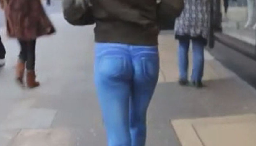 Kot çizimiyle sokaklarda çırılçıplak yürüdü