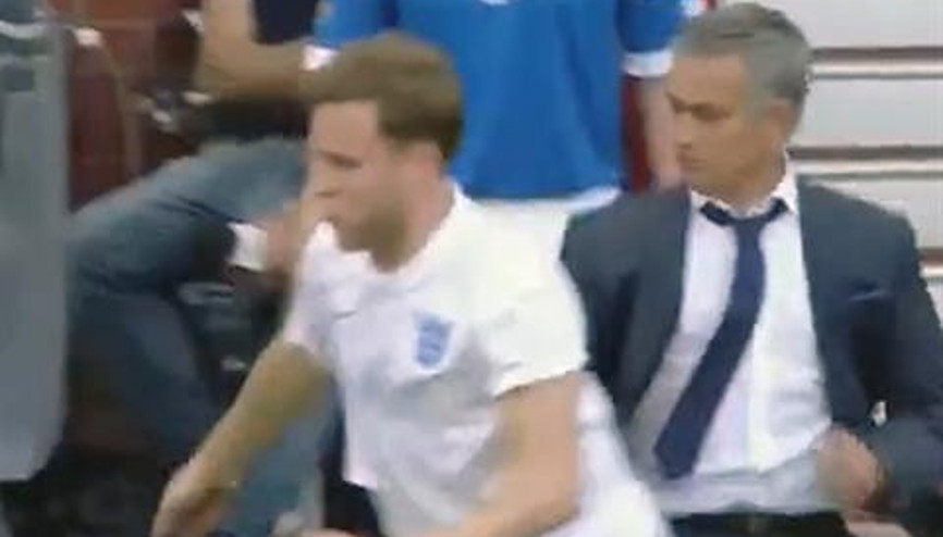 Mourinho sahaya dalıp futbolcuya çelme taktı