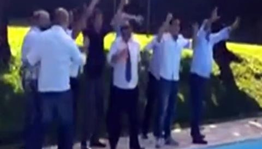 Gelin çiçeği gören erkekler...