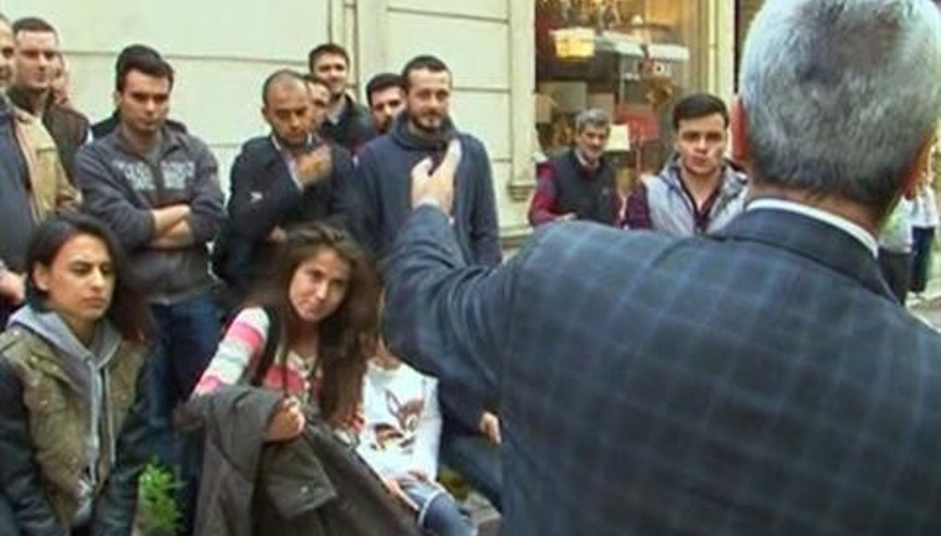 Okula alınmayan profesör dersi sokakta yaptı