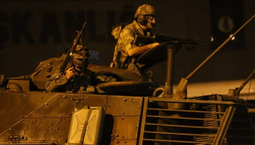 Komutanları bırakıp gidince polisten yardım istemişler