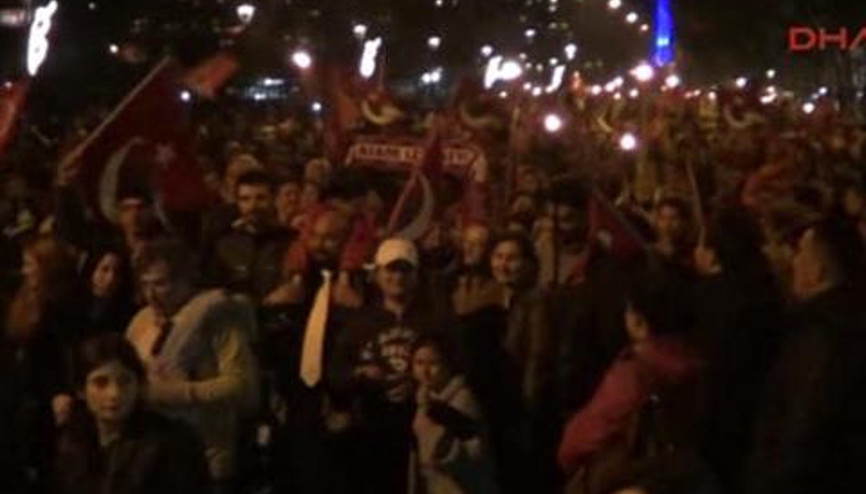 ÇANAKKALEDE FENER ALAYI DÜZENLENDİ ÇANAKKALEDE FENER ALAYI DÜZENLENDİ