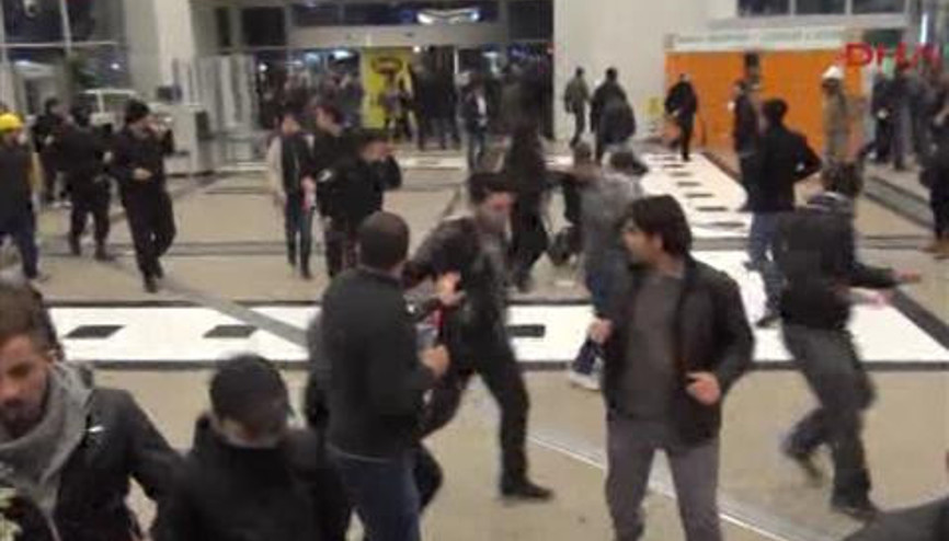 ALIŞVERİŞ MERKEZİNDE BİBER GAZI PANİĞİ ALIŞVERİŞ MERKEZİNDE BİBER GAZI PANİĞİ