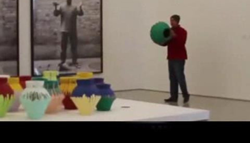 1 MİLYON DOLARLIK VAZOYU PROTESTO İÇİN KIRDI