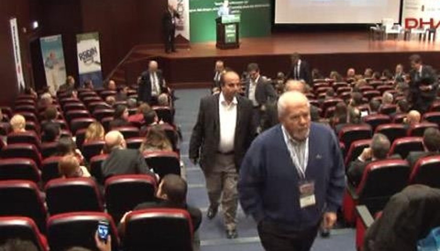 BAKAN YARDIMCISININ 10. YIL MARŞI İLE İLGİLİ SÖZLERİ ÜZERİNE SALONU TERK ETTİLER