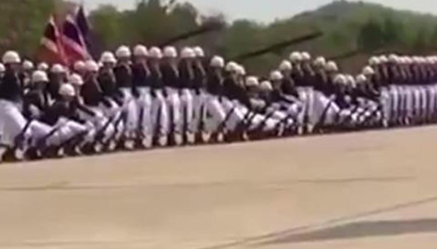 ASKERLERDEN İLGİNÇ ŞOV