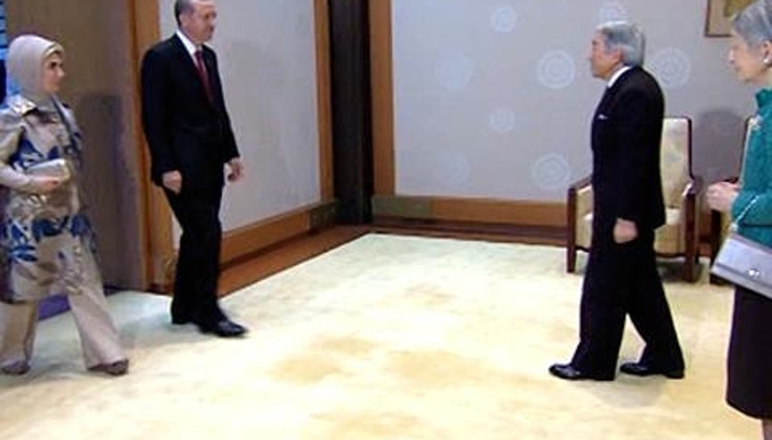 BAŞBAKAN ERDOĞAN VE EŞİNİ JAPON İMPARATOR AKİHİTO BÖYLE KARŞILADI