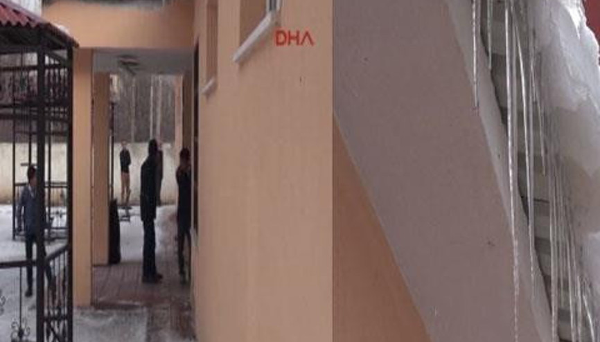 KAFASINA BUZ SARKITI DÜŞEN ÇOCUK HAYATINI KAYBETTİ KAFASINA BUZ SARKITI DÜŞEN ÇOCUK HAYATINI KAYBETTİ