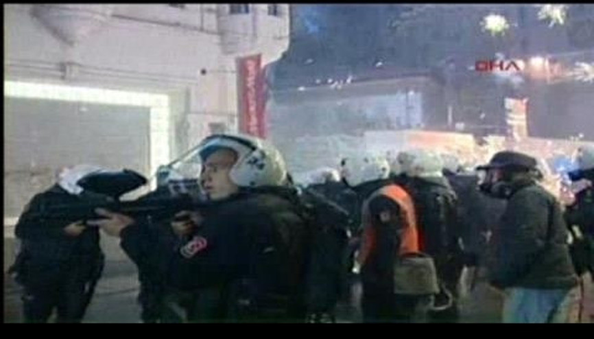 TAKSİM SAVAŞ ALANINA DÖNDÜ