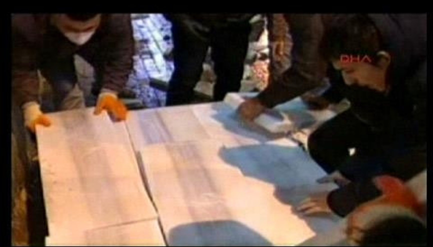 TAKSİMDE MERMER TAŞLARINI PARÇALAYIP BARİKAT KURDULAR