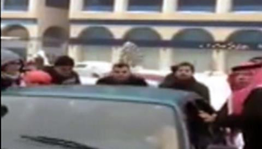 ÜRDÜN KRALI KARA SAPLANAN ARACINI BÖYLE İTTİ