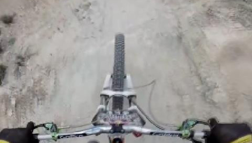 BİSİKLETLE ÖLÜME MEYDAN OKUDU