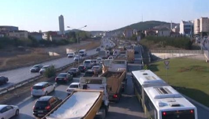 KAMYONCULAR ŞİLE YOLUNU TRAFİĞE KAPATTI KAMYONCULAR ŞİLE YOLUNU TRAFİĞE KAPATTI