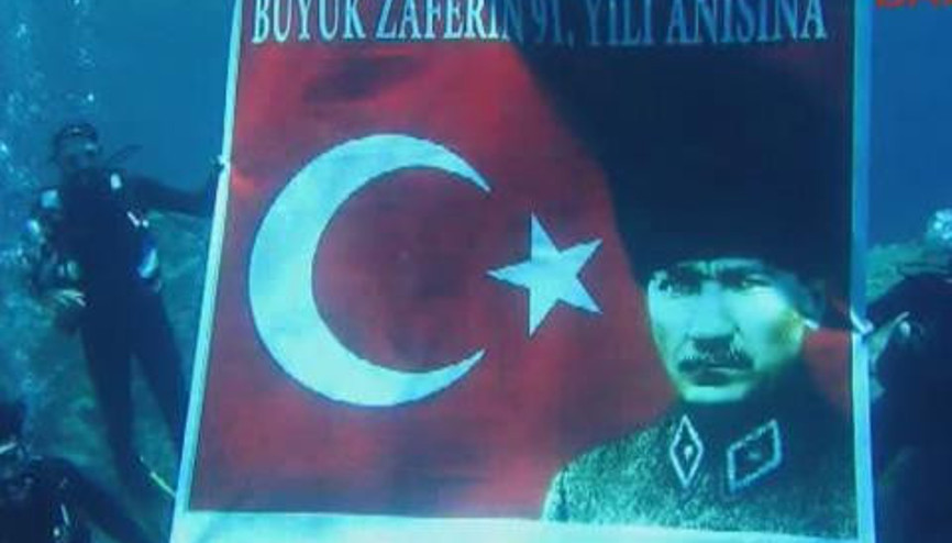 30 AĞUSTOS ZAFER BAYRAMINI DENİZİN ALTINDA KUTLADILAR 30 AĞUSTOS ZAFER BAYRAMINI DENİZİN ALTINDA KUTLADILAR