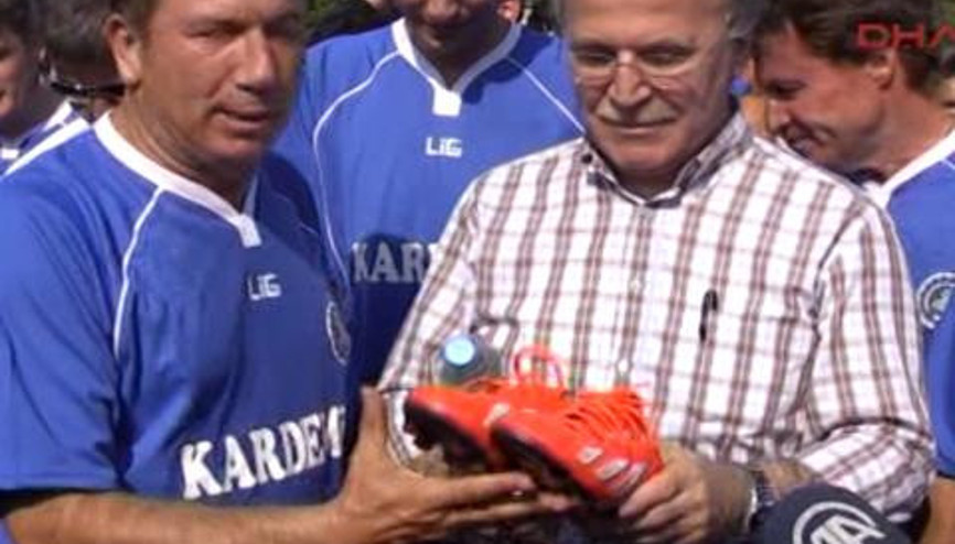 TANJU ÇOLAK KRAMPONLARINI ŞAHİNE HEDİYE ETTİ