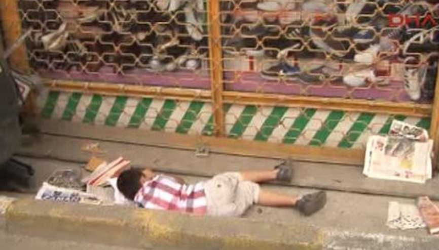 KALDIRIMDA YÜRÜYEN ANNE VE OĞLUNU EZDİ