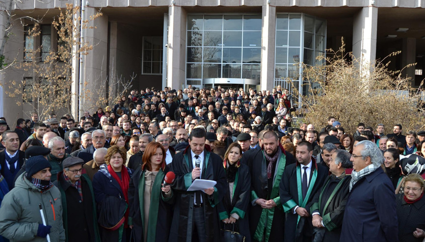 Avukatlardan taşınma protestosu