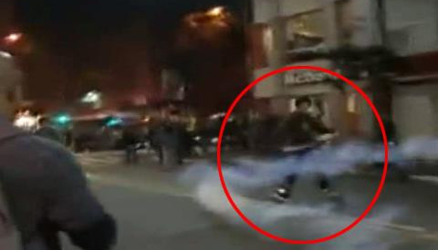 İŞTE GAZ BOMBASINA VOLE VURAN ADAM İŞTE GAZ BOMBASINA VOLE VURAN ADAM