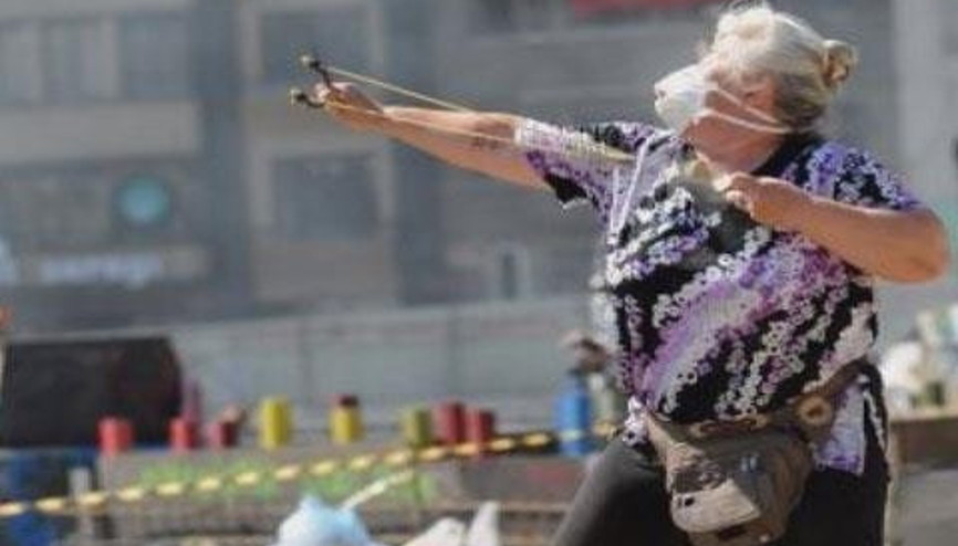TAKSİMDE GEZİ PARKI İÇİN TAŞ ATAN TEYZE HASTANEYE KALDIRILDI