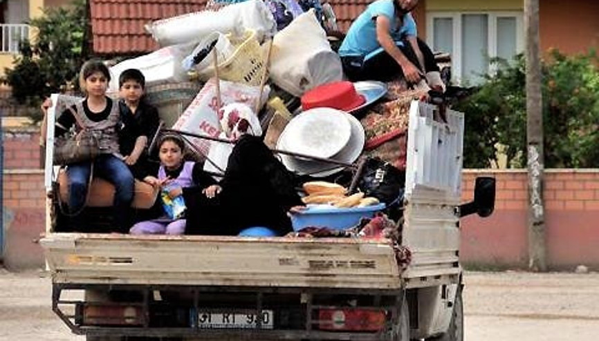 SURİYELİ AİLELER REYHANLIDAN ALACAKARANLIKTA KAÇTI