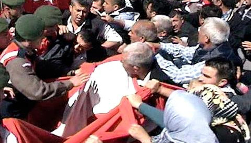 YOLU KAPATAN 2B EYLEMCİLERİNE JANDARMA MÜDAHALE ETTİ YOLU KAPATAN 2B EYLEMCİLERİNE JANDARMA MÜDAHALE ETTİ