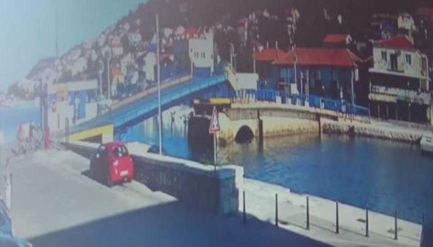 Filmlere özenen adam açık köprüden uçmayı denerse