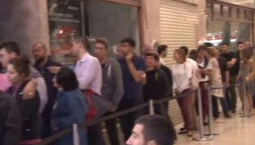 iPhone 6 için saatlerce beklediler