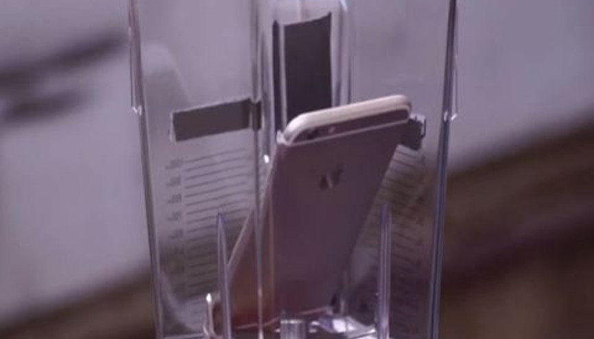 Mutfak robotuyla iPhone 6 Plus parçaladı