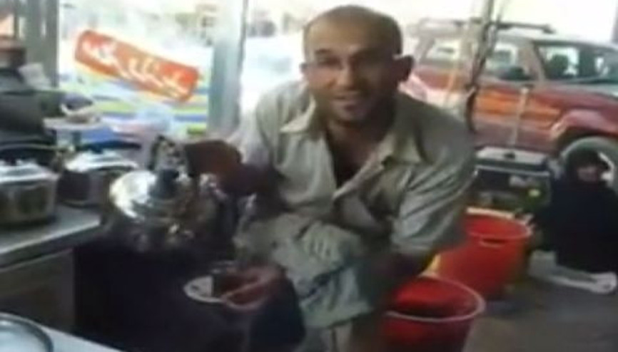 Çaycılığı müzikal şova dönüştüren adam