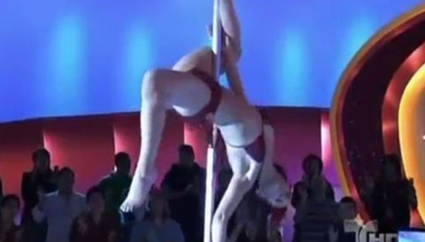 TV kanalında striptiz yapışması