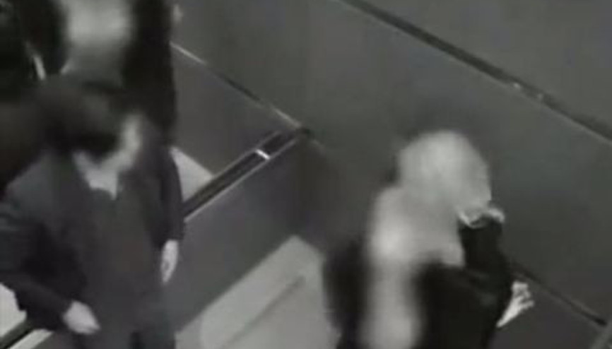 Asansördeki yabancıya ani striptiz sürprizi