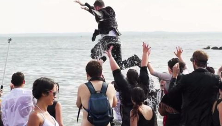 Plaja smokinli grup baskını