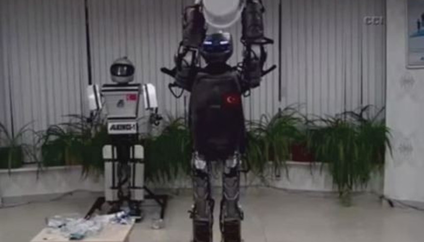 Türk robotun buz kovası ile imtihanı